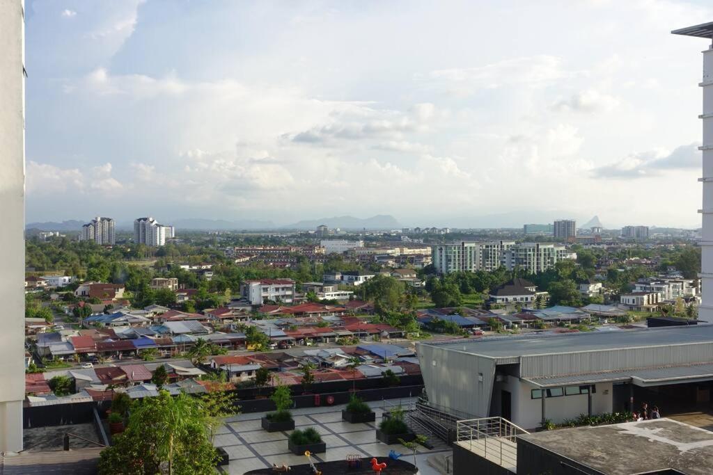 8Pax Cozy Home Stay Jazz Suites 1 Vivacity Kuching Sarawak 3Br ภายนอก รูปภาพ